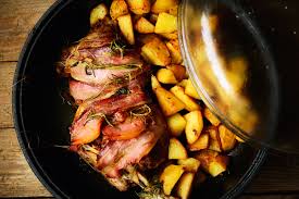 Agnello al forno con le patate un classico pasquale che non può mancare durante i pranzi in famiglia. Agnello Per Pasqua Consigli E Tips Per Sceglierlo E Cuocerlo Al Meglio Dissapore