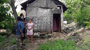 Ia harus pulang ke rumah menemui istrinya yang telah. Menengok Gubuk Reyot Yang Ditinggali Balita Penderita Hidrosefalus Di Tuban