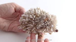 Alors pour parer ce fauteuil de douceur, nous avons revêtu son assise ainsi que son dossier d'un tapis de pompons multicolores. Bricolage Herisson En Pompons Pour Jouer Avec La Laine