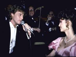 Dit record werd pas in 1991 gebroken door mariah carey. Andy Gibb Serenades Victoria Principal