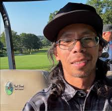 Can alignment sticks be carried in a golf bag during a round?