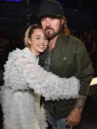 Miley Cyrus está furiosa com o pai após noivado polêmico