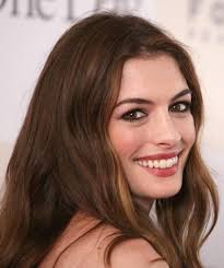 Anne hathaway sfoggia un look rosso fuoco accompagnato dall'hairstyle bon ton con la frangia (laterale) protagonista. Anne Hathaway 35 Tagli Di Capelli Della Star De Lo Stagista Inaspettato