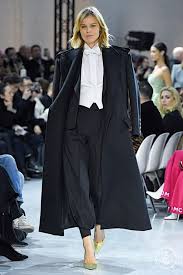 Faz alguns meses que a apresentadora britânica holly willoughby aparece entre as mais bem vestidas.como gostei de dois looks dela nesta semana, nada mais justo do que dar o destaque maior para ela. The Fashion Search Engine Tagwalk