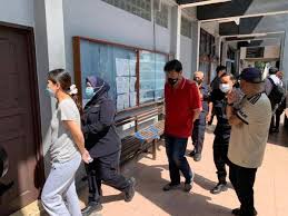 Walaubagaimanapun suami boleh membantu dengan menggerakkan pinggul dan menujah. Suami Isteri Didakwa Tipu Pelaburan Lebih Rm12 000