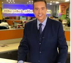 El conductor de 'ventaneando' está muy feliz, pues lleva dos meses saliendo con este joven de 23 años, #martesdetvnotas. Conductor Daniel Bisogno Es Visto Con Su Nuevo Novio