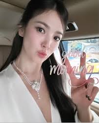 Bức ảnh trên đường đi làm của Song Hye Kyo: Mọi sự chú ý đổ dồn vào làn da  "phát sáng" của mỹ nhân 41 tuổi