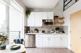 Keberadaan dapur tidak lagi sekedar sebagai tempat memasak, menyimpan makanan sekaligus tempat makan, namun juga sebagai tempat menilai seperti apa penghuni rumah di dalamnya. Solusi Rumah Kecil Desain Ruang Makan Dapur Jadi 1