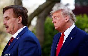 He was born on june 28, 1961 in mankato, minnesota. Mike Lindell My Pillow Ceo And Friend Of Donald Trump Has Settled Over A Dozen Lawsuits Daily Mail Online