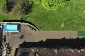 Tom moore, the war veteran who raised £33 million ($40.4 million) for uk hospitals by walking laps of his backyard, is to receive a knighthood after a special nomination from prime minister boris johnson. Captain Tom Completes His 100th Lap To Raise More Than 12m For Nhs Unbelievable Uk News Express Co Uk