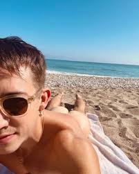 Kevin McHale Bares His Booty for Birthday Selfie on the Beach - Gayety