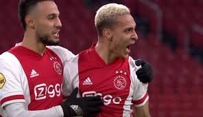 In een onderlinge wedstrijd strijden ajax en psv om de koppositie. Vcbds2fb5rzhcm