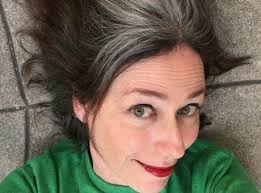 Why Blue Shampoo Is The Best For Brassy Brunettes Transition To Gray Hair Shampoo For Gray Hair Transitioning Hairstyles
