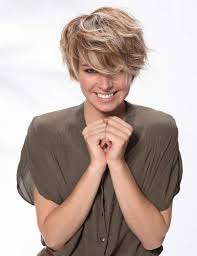 La bonne coupe courte pour un visage carré : La Coupe Courte Glamourassez Longs Sur Le Dessus De La Tete Les Cheveux Sont Ultra Volumine Coupe De Cheveux Cheveux Courts Visage Coupes Courtes Visage Carre