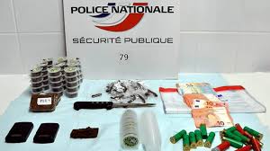 Le tribunal de police juge les infractions punies par une contravention (infractions au code de la route par exemple). Surpris Par La Police A Niort Alors Qu Il Decoupait Du Cannabis Dix Huit Mois Ferme