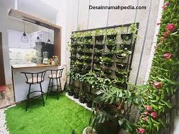 Dapur mungil ditempatkan pada ruangan belakang berbatasan dengan taman dan teras rumah tanpa adanya partisi atau penyekat ruangan. 6 Desain Taman Belakang Rumah Type 36 Yang Tak Membosankan Desainrumahpedia Com Inspirasi Desain Rumah Minimalis Modern