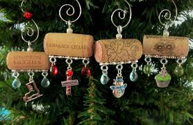 Albero di natale con tappi in sughero. North Pole Wine Cork Christmas Ornaments 25 00 Via Etsy Tappi Di Sughero Ghirlanda Fai Da Te Decorazioni Natalizie