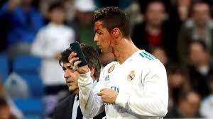 Vous pouvez déclarer facilement votre numéro de téléphone sécurité via notre serveur vocal, par sms ou en agence. Photos Le Visage En Sang Ronaldo Sort Son Telephone Pour Voir Les Degats