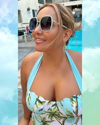 Happy Saturday loves!💖 Check out this fun and summery look👩🏻‍🦽 out and  about shopping 🛍️ in LA with my son! Actually, he took these pictures! We  went to get him a few