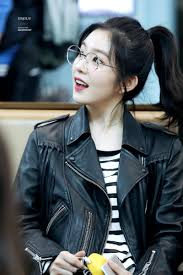 Top 5 Female K Pop Idols Who Look Classy Sophisticated And Chic With Glasses On Kpopmap Gadis Cantik Selebritas Kecantikan