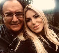 Nella sua prossima stagione, il cui debutto è previsto per il mese di novembre, il talent show musicale condotto su rai1 da antonella clerici avrà una new entry tra i coach: Jasmine Carrisi Figlia Di Al Bano Diventa Cantante Esce La Sua Prima Canzone Ecco Cosa Ne Pensa Il Padre Gossip It