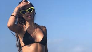 Η τραγουδίστρια και ο ποδοσφαιριστής. Elenh Foyreira Pozarei Me Magio Kai Mageyei Ton Kosmo Toy Instagram Pics Ellada Twra