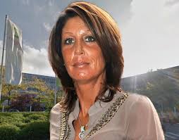Denk je nog wel eens aan vroeger toen je kon spelen op straat had je vriendje geen geld ging je delen en de mensen zaten buiten op straat slagbal met rondjes of een. Rachel Hazes 48 Heeft Gevecht Tegen Depressies Gewonnen Show Ad Nl
