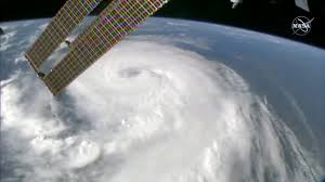 Hurricane dorian was an extremely powerful and catastrophic category 5 atlantic hurricane, which became the most intense tropical cyclone on record to strike the bahamas, and tied for strongest landfall in the atlantic basin. Furacao Dorian Passa Perto Da Costa Da Florida Nos Eua Emaismt