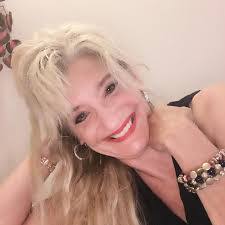 Lisa Enderle's Instagram, Twitter & Facebook