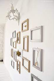 Decorare Una Parete Con Le Cornici Decorazioni Cornici Decorazioni Della Parete