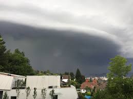 Straßen und keller unter wasser, baum stürzt auf wohnhaus aktualisiert am 31.07.2021, 11:04 uhr zahlreiche einsätze, vor allem wegen umgefallener bäume, waren von der. Unwetter Graz Wetterzeugen