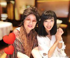 May you be beautiful forever!!! 64å²ç±³é›ªå'Œ70å²å¾å°å‡¤åˆå½± å¹´é¾„å·®6å²çœ‹èµ·æ¥åƒæ¯å¥³