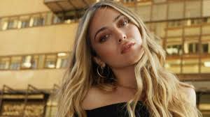 Peoplelooker.com has been visited by 100k+ users in the past month Ana Mena Shorts Supersexy La Cantante E Una Bomba D Eros Foto