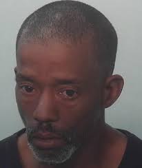 Suspect in Walgreens robbery found behind nearby Taco Bell, with gun and  cash