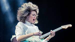 Fay wildhagen brakdebuterte med kritikerroste «snow» i 2015 og fulgte opp med å turnere land og stra. Fay Wildhagen Artist Vision