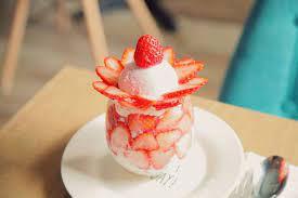 満開のいちごの花びらパフェにくぎづけ 行列のできるデザートカフェ 早稲田 カフェド ペル ことりっぷ スイーツ 食べ物のアイデア パフェ