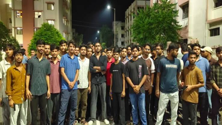 खराब खाना को लेकर लेस्लीगंज इंजीनियर कॉलेज में छात्रों का हंगामा, फूड  सेफ्टी टीम ने सैंपल को किया जब्त