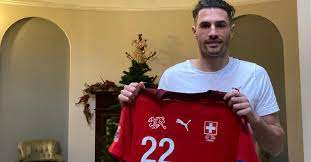 Aus wikipedia, der freien enzyklopädie. Schweizer Nationalspieler Fabian Schar Stiftet Sein Schweiztrikot