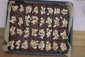 Saftige Brownies Vom Blech Mit Popcorn Karamelltopping