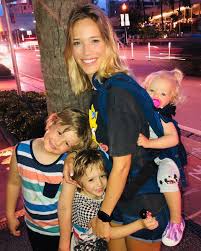 Las minicasas que un matrimonio le compró a sus hijos adolescentes para vivir juntos en una aldea privada. La Estricta Rutina Que Luisana Lopilato Y Michael Buble Les Marcan A Sus Hijos Donde Estemos La Respetamos Infobae