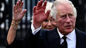 Rey Carlos III llega al Palacio de Buckingham ante una multitud que lo  recibe con un "Dios salve al rey"