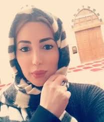 ظهرت نسرين طافش وهي تقوم بركوب الخيل أثناء تواجدها في دبي، مرتدية مرتدية توب باللون الأبيض، وبنطلون باللون الأسود، واعتمدت على تسريحة شعر بسيطة، ونالت إطلالتها إعجاب الآلاف من متابعيها. Ù†Ø³Ø±ÙŠÙ† Ø·Ø§ÙØ´ ØªØ±ØªØ¯ÙŠ Ø§Ù„Ø­Ø¬Ø§Ø¨ ÙƒÙŠÙ ÙˆØµÙØª Ø´Ø¹ÙˆØ±Ù‡Ø§ Ù†ÙˆØ§Ø¹Ù…