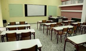 Για τους εκπαιδευτικούς το σχολικό έτος διαρκεί μέχρι και την 30 ιουνίου ενώ μέχρι την ίδια ημερομηνία θα είναι σε ισχύ και οι συμβάσεις των αναπληρωτών. Xristoygenna 2018 Prwtoxronia 2019 Deite Pote Kleinoyn Ta Sxoleia Gia Tis Diakopes Newsbomb Eidhseis News