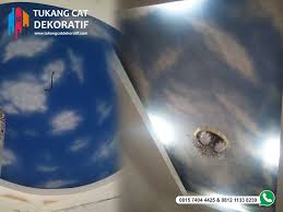 Jika rumah anda memiliki plafon tinggi, gunakan motif wallpaper horizontal. Jasa Cat Motif Awan Pada Langit Langit Plafon Rumah Tukang Cat Dekoratif