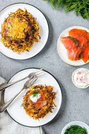 Knusprige Gemusepuffer Mit Zucchini Und Mohren Rezept In 2020 Gemusepuffer Lebensmittel Essen Rezepte