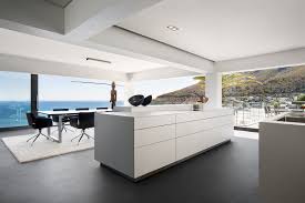 Réalisation d'une cuisine linéaire design avec un îlot central, un placard à porte plane, des portes de placards vertess, un sol en bois brun et un sol marron. Kitchen Archi On Twitter B3 By Bulthaup Cuisines Kitchens Cucine Kuchen Cocinas Dapur Kuhni Ø§Ù„Ù…Ø·Ø§Ø¨Ø® Cozinhas à¤°à¤¸ à¤ˆ Kok