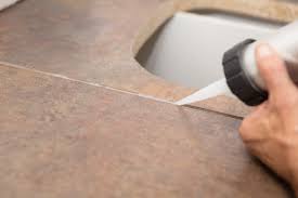 Gehen sie dicht mit dem spachtel am glas oder der fliese entlang, um das silikon aufzunehmen, arbeiten sie hier gründlich, damit sie so viel silikon wie möglich abtragen können, entsorgen sie dieses am besten sofort in einer mülltüte, nun weichen sie die übrigen schlieren mit purem spülmittel ein, Silikon Entfernen Reste Auf Verschiedenen Untergrunden Entfernen