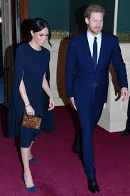 Dieses Label Trug Meghan Markle Beim 92 Geburtstag Der Queen Meghan Markle Stil Kleid Mit Cape Koniglicher Stil