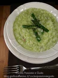 A cottura quasi ultimata, levare dal fuoco, aggiungere mescolando il taleggio precedentemente tagliato a pezzetti, lasciare mantecare per qualche minuto e servire. Risotto In Crema Di Asparagi E Taleggio Cucina Passione E Gusto
