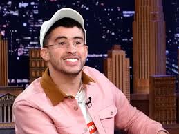 Bad bunny (el ultimo tour del mundo, yhlqmdlg y x100pre ) supera a selena quintanilla (dreaming of youy amor prohibido) y se convierte en el unico artista en. Bad Bunny Performed A Concert Atop A Truck In New York City Teen Vogue